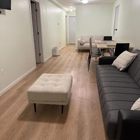 Gorgeous Beach Unit sleeps 4, 2 beach badges, beach towels, and 4 min to beach